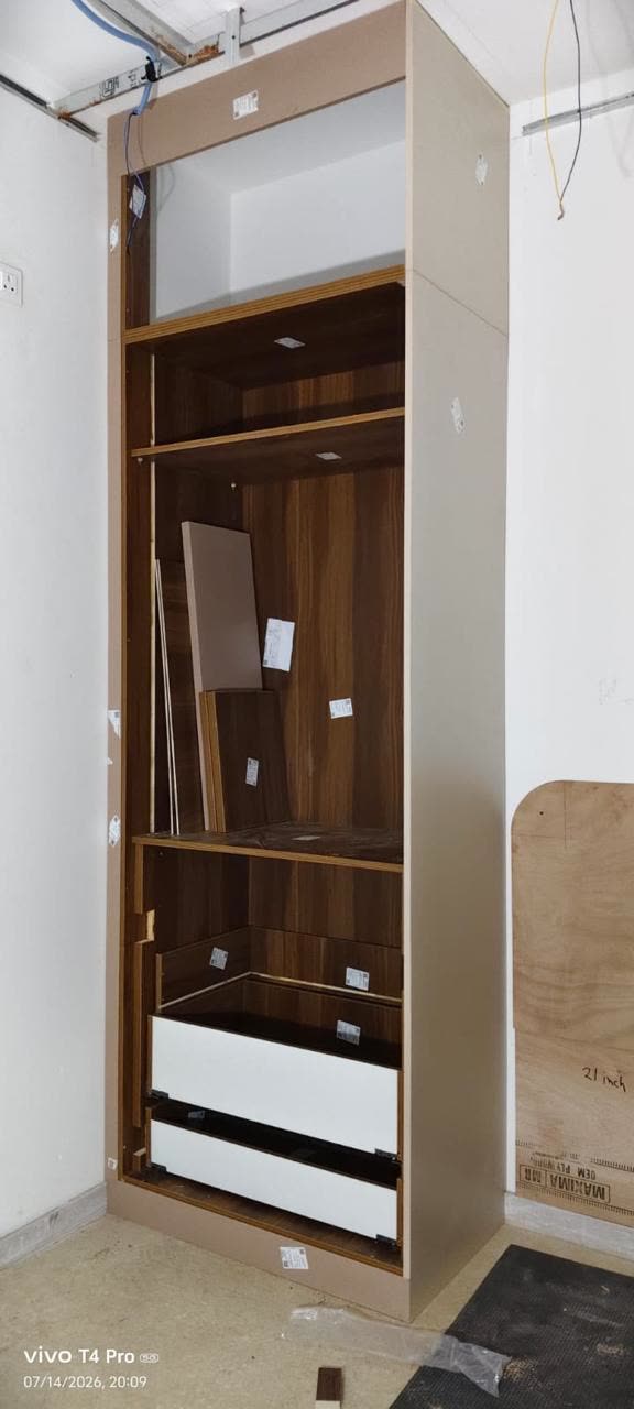 Tall storage unit with drawers