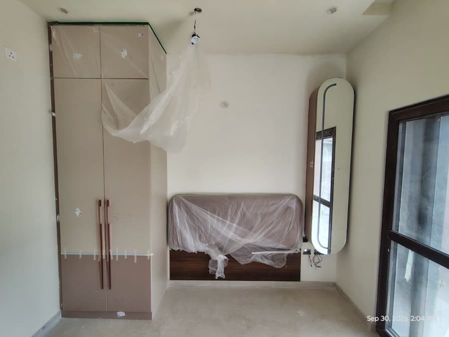Bedroom wardrobe with mirror panel